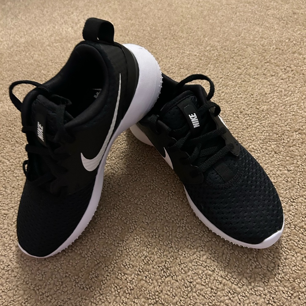 NIB boys Nike Golf shoes.